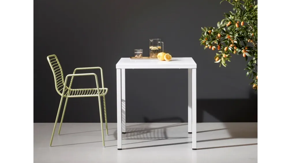 Tavolino da giardino con sedia in acciaio zincato e verniciato bianco Summer di Scab Design