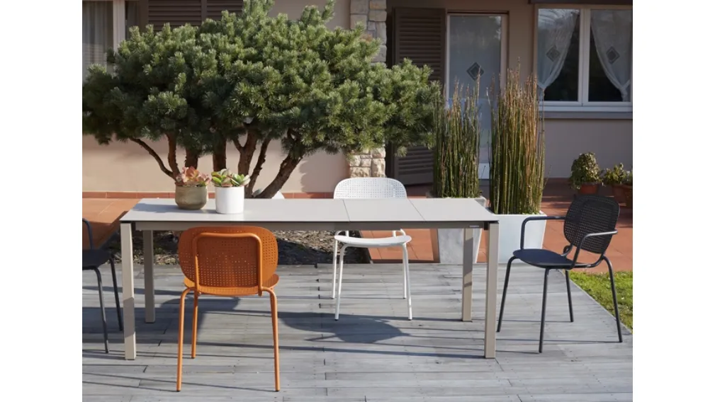 Sedia per outdoor con o senza braccioli in lamiera zincata Si-Si Dots di Scab Design
