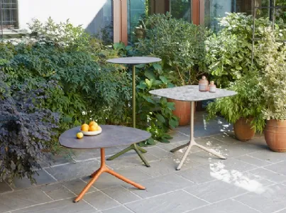 Tavolini da giardino in metallo con top in laminato Tripé di Scab Design